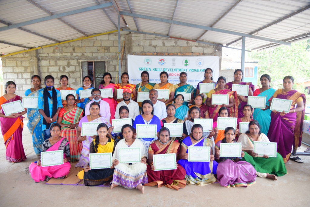 Participants with their course completion certificates during the valedictory